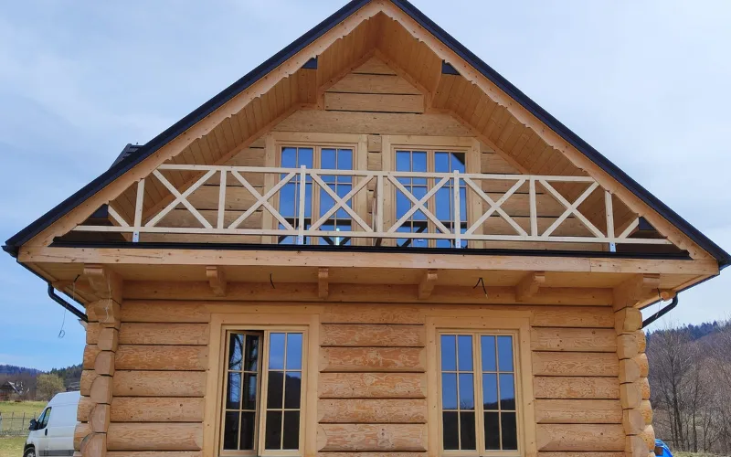 elewacja domu z bali ozdobny balkon drewniany wkdecker podhale