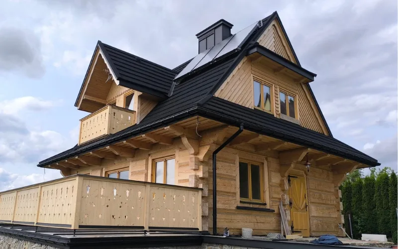 okazaly dom z bali balkony z rzezbiowa balustrada wkdecker podhale