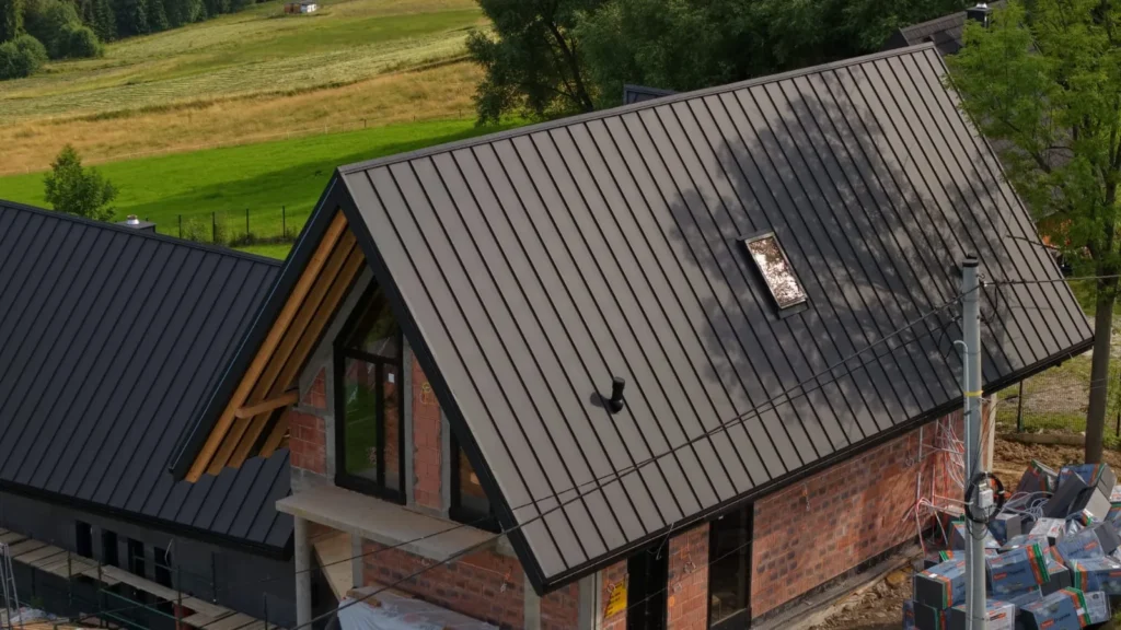 Montaż blachy na rąbek na dachu domu przez WKDecker na Podhalu