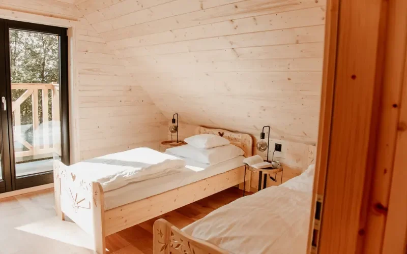 sypialnia na poddaszu wykonczenie boazeria lozko rzezbiowe wkdecker podhale